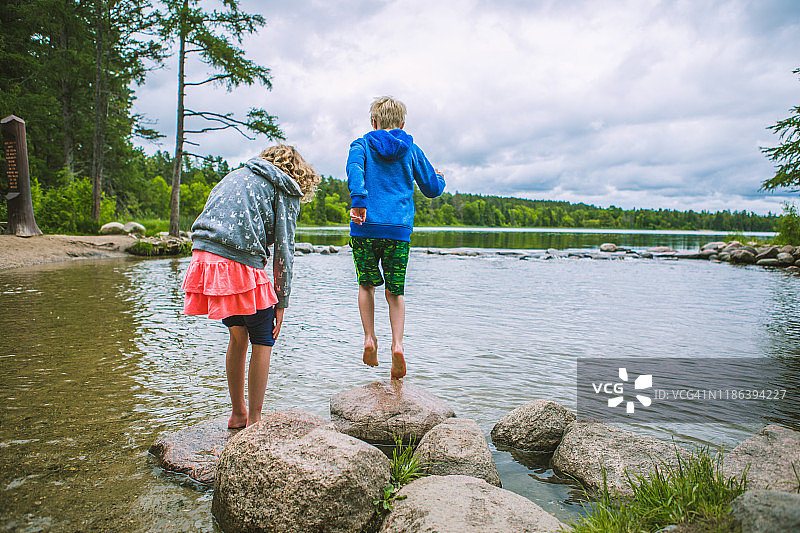 儿童从岩石跳入密西西比河源头图片素材