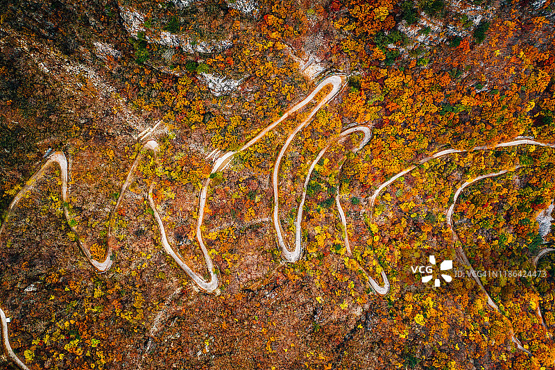 通往灵鹫山甘月斋的蜿蜒小路航拍景观图片素材