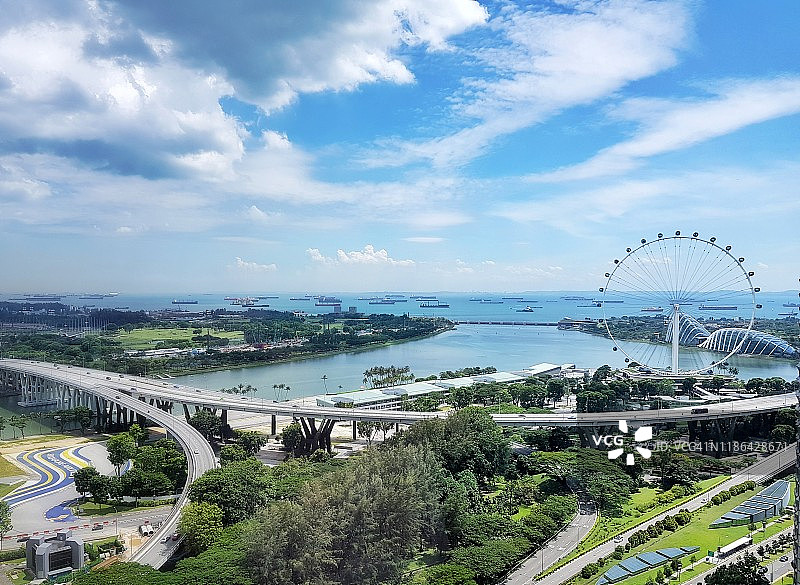 新加坡海峡和新加坡摩天观景轮景色图片素材