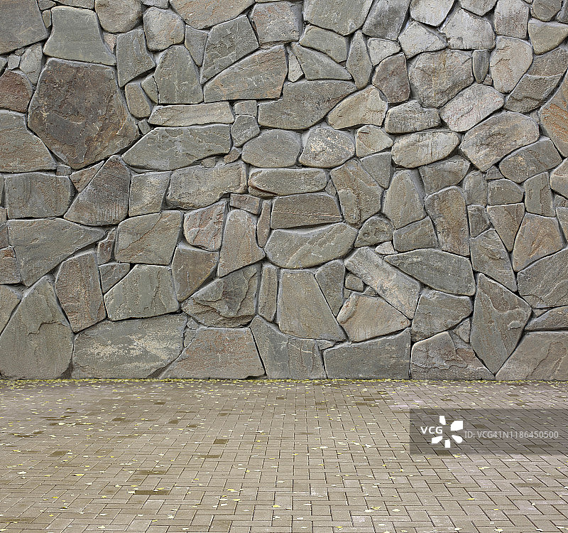 落叶石板路与石头城墙图片素材