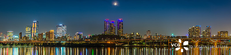 韩国首尔江南汉江夜间摩天大楼的月升全景图片素材