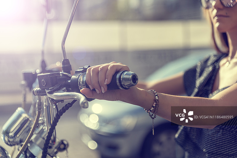 年轻女子坐在摩托车上图片素材