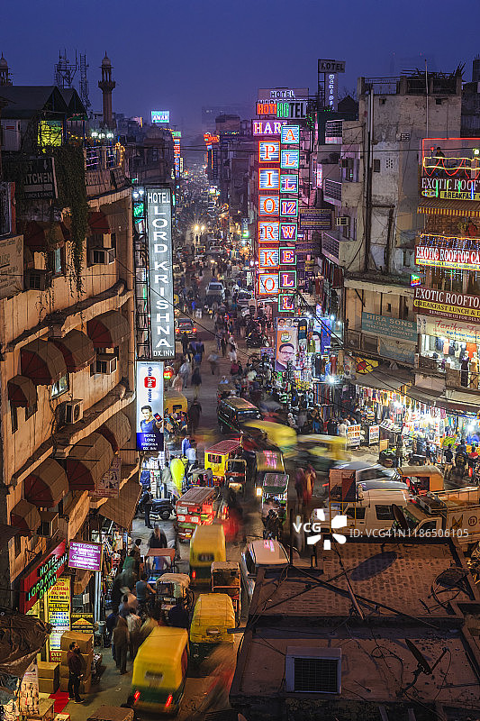 城市生活：印度新德里帕哈甘吉 Main Bazar 夜景图片素材