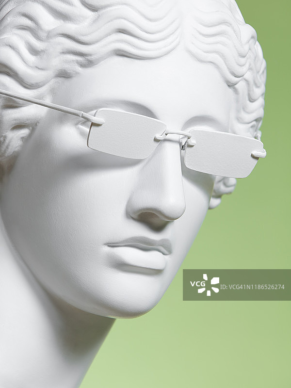 戴太阳镜的石膏头像图片素材