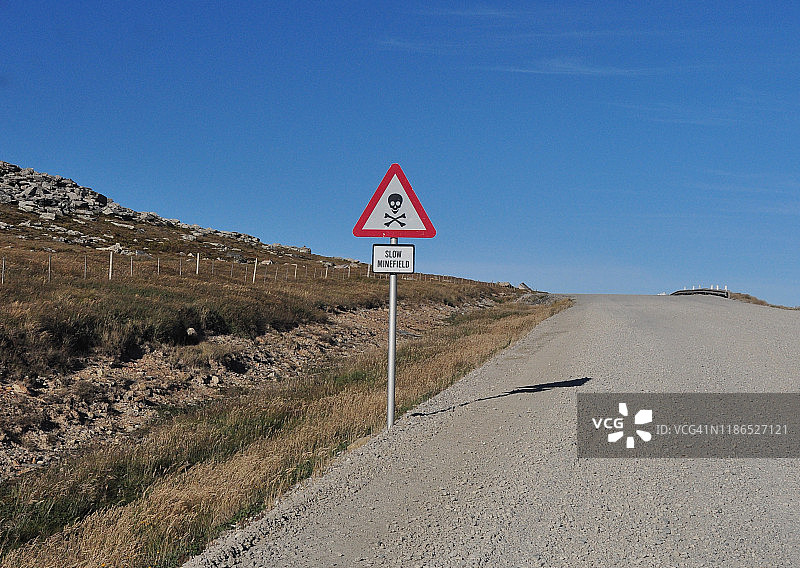 雷区告示牌，通往斯坦利东福克兰群岛的道路图片素材