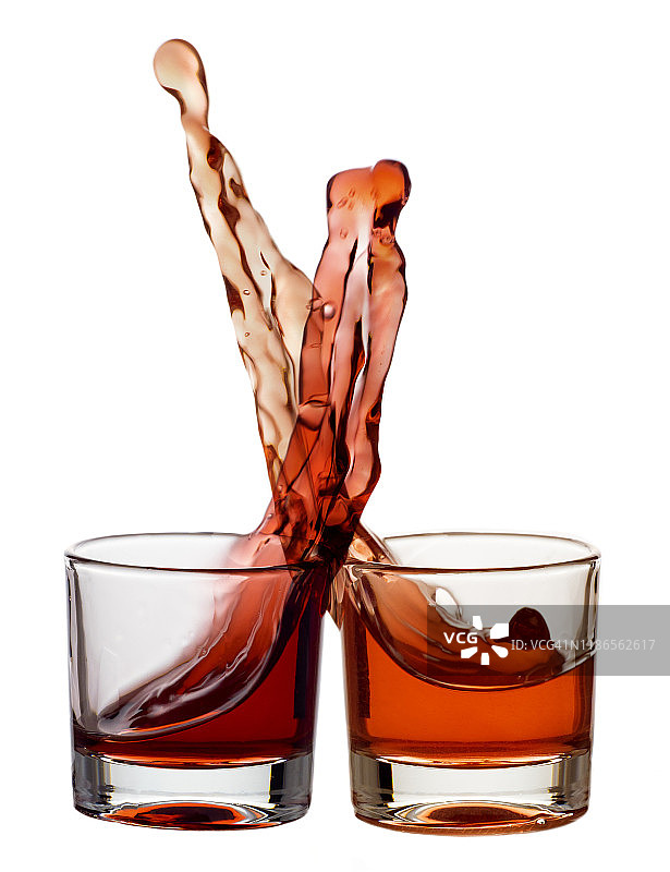 在白色背景上举杯畅饮烈酒图片素材