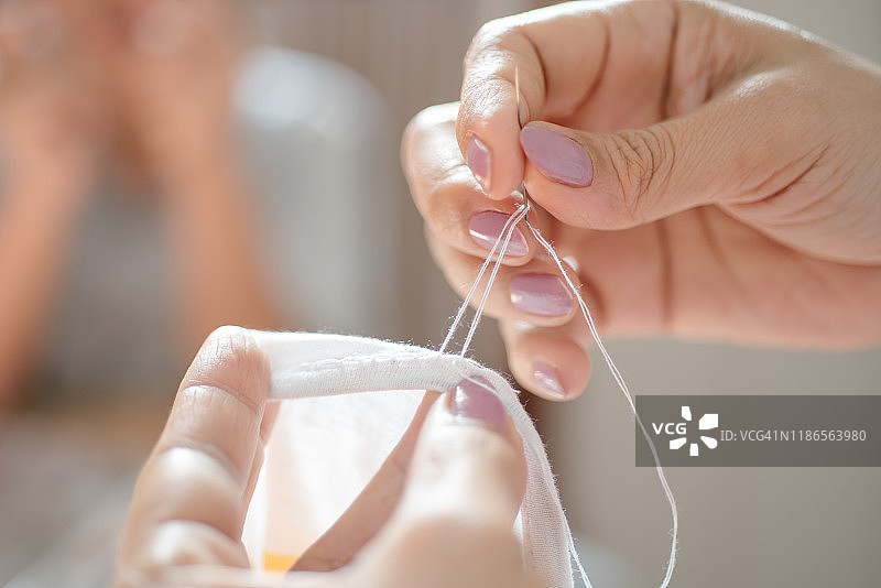 妇女缝纫的特写图片素材