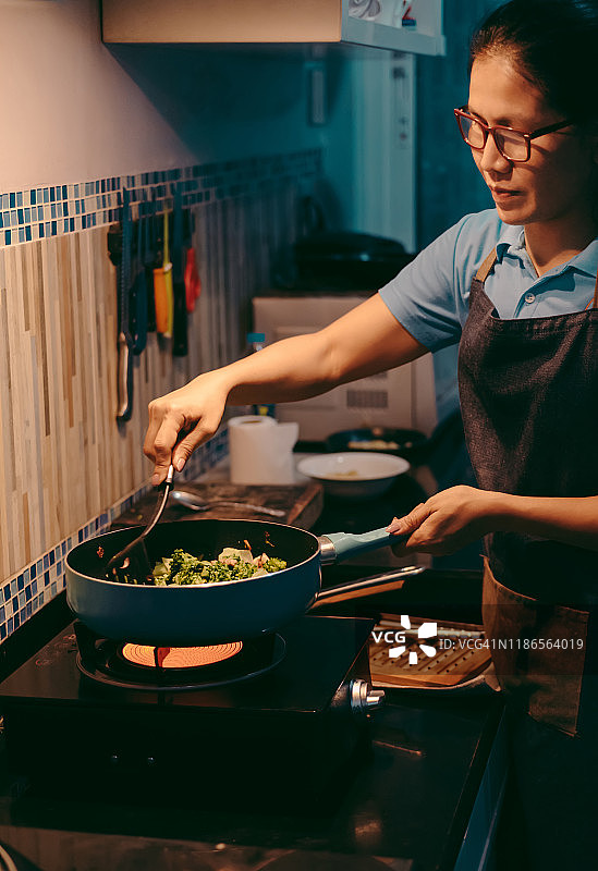 做饭的女人图片素材