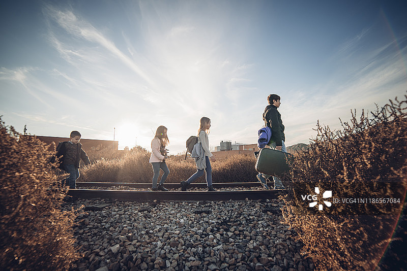 几个在火车旁行走的孩子图片素材