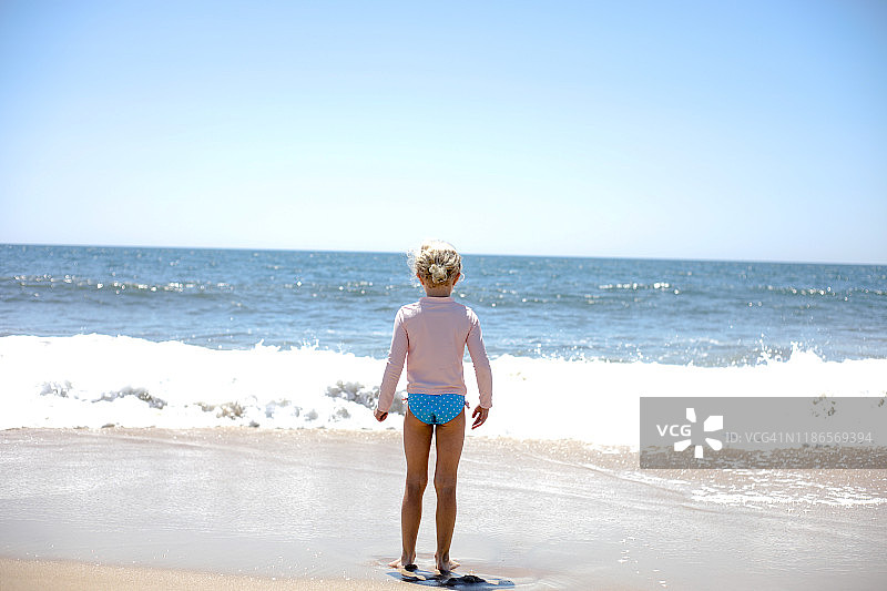 站在纽约萨格港水边的女孩图片素材