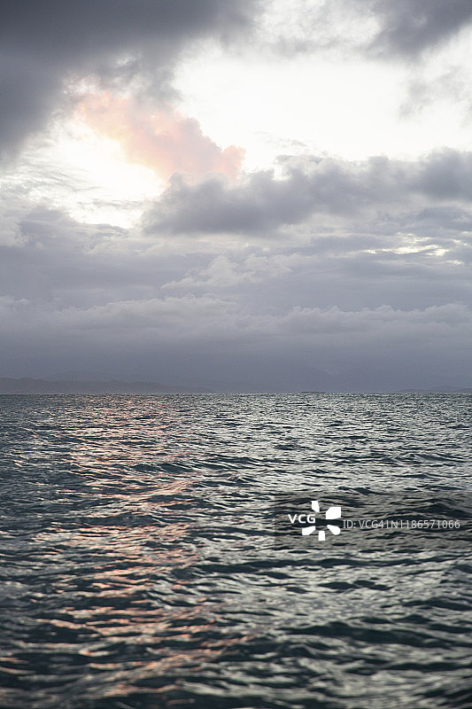 日落时多云天空下的海景图片素材