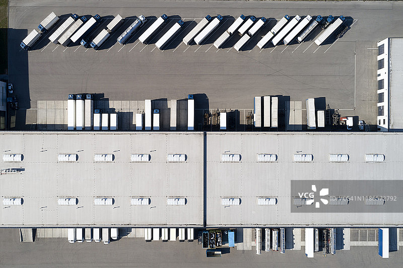 大量卡车和货运集装箱航拍图片素材