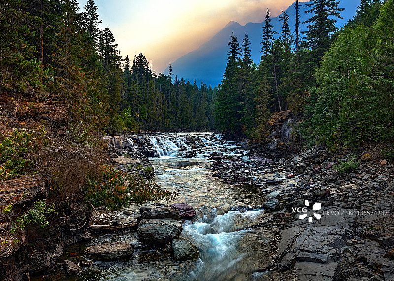 麦克唐纳溪上游烟雾弥漫的早晨图片素材
