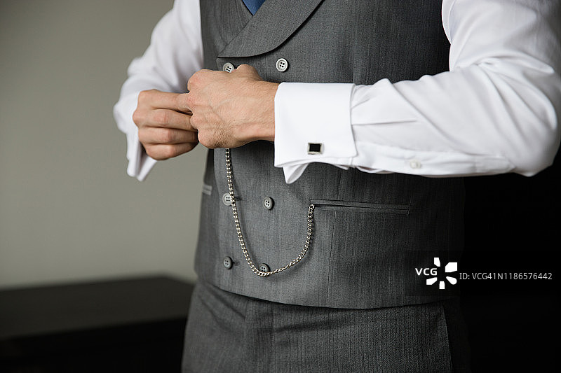 时尚新郎准备婚礼图片素材