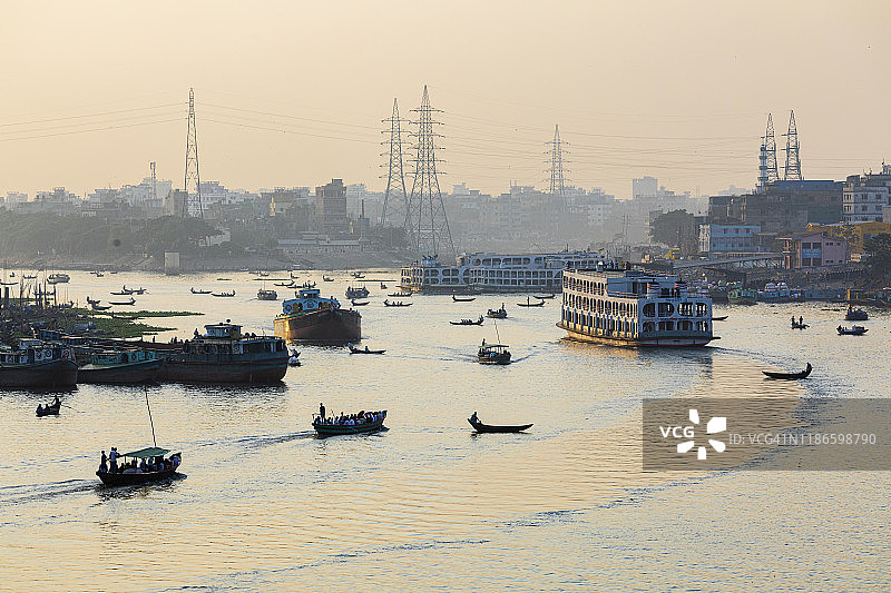 一艘河船向北驶向布里甘加河图片素材