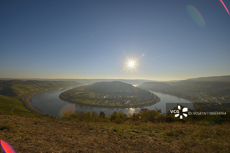 秋季日出时分的莱茵河博帕德河湾，位于德国莱茵兰-普法尔茨州莱茵河谷中莱茵地区的博帕德图片素材