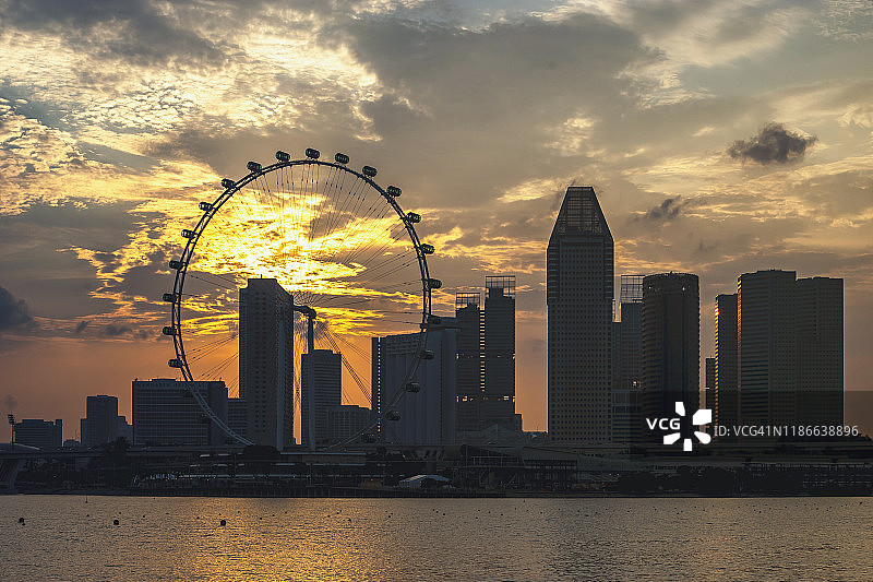 新加坡滨海湾夜景：城市天际线、金沙酒店和摩天观景轮图片素材