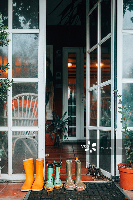 家门口的家庭雨靴图片素材