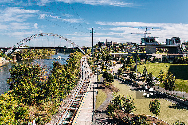 田纳西州纳什维尔市中心，坎伯兰河，纳什维尔城市景观图片素材