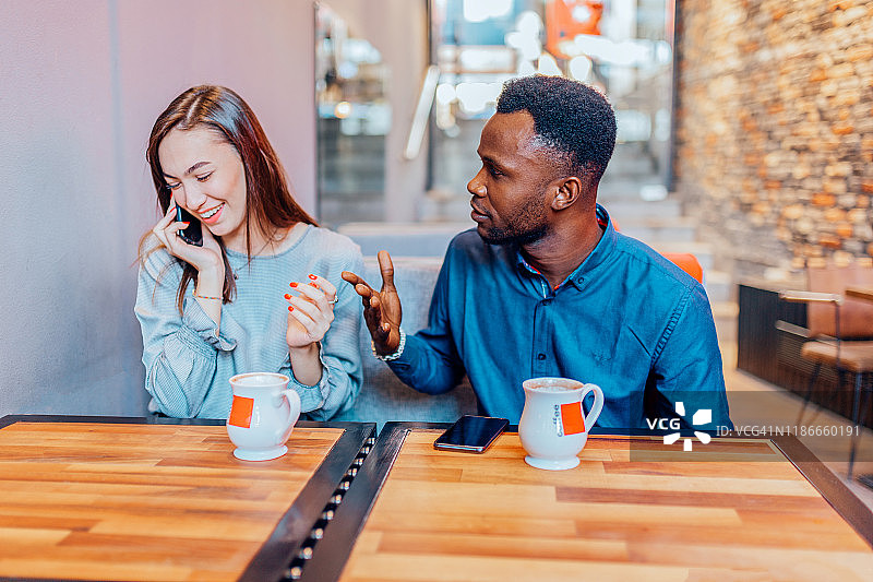 情侣沟通出现问题图片素材