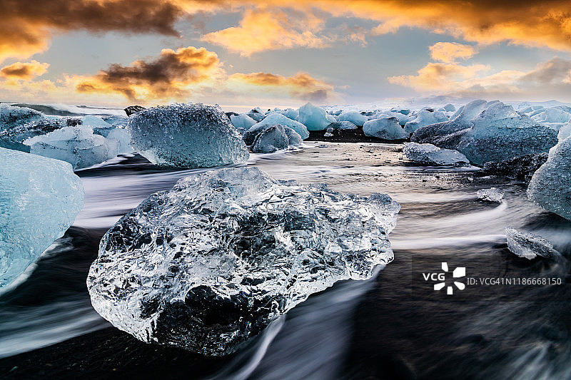 冰岛黑沙滩日落时分的冰块图片素材
