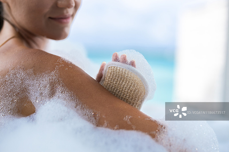 特写：女子泡澡图片素材