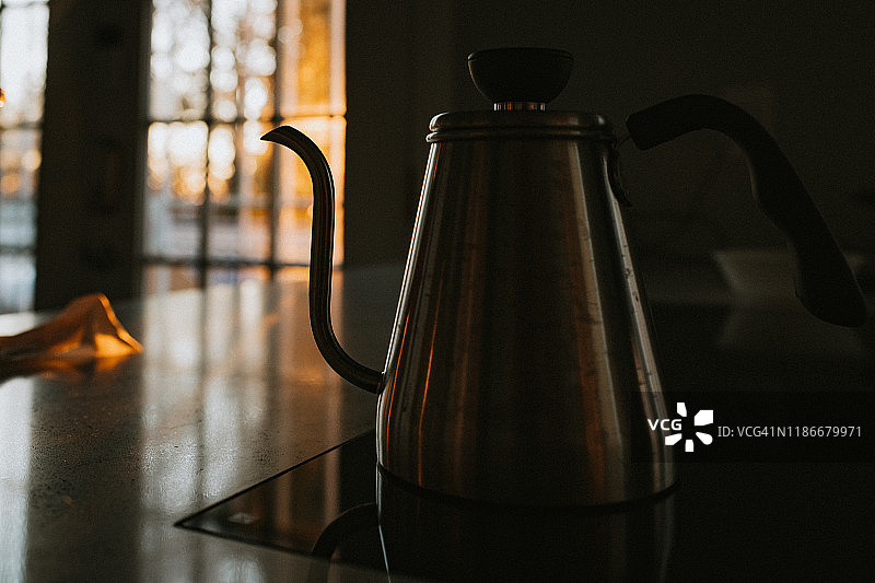 日落时分炉灶上的茶壶图片素材