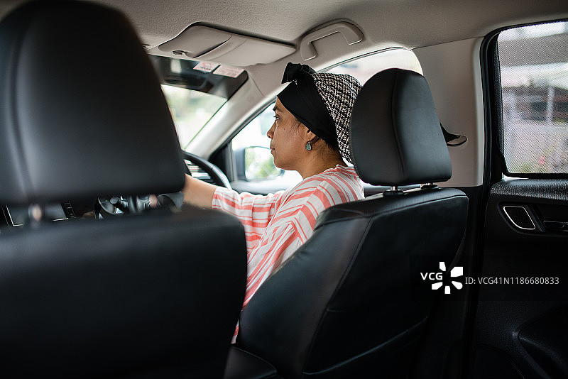 亚洲女人开车图片素材