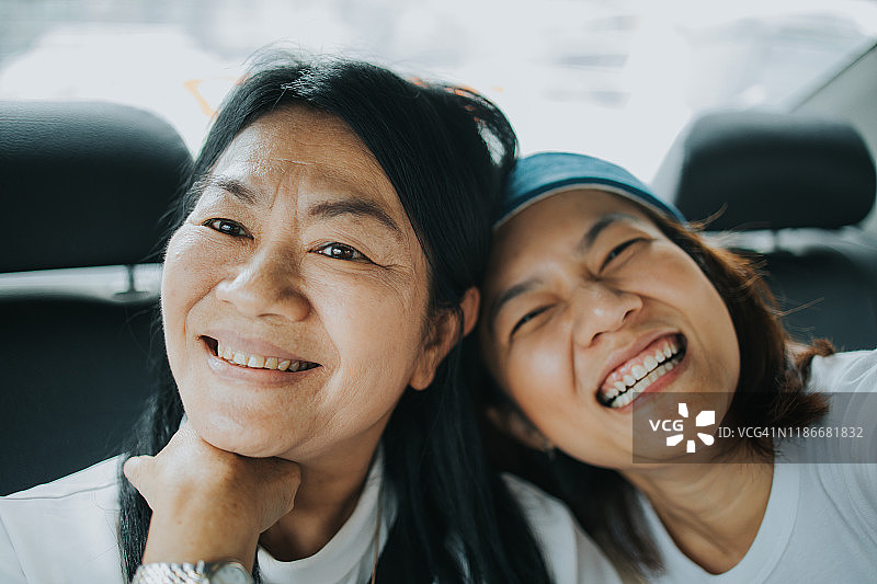 泰国一家人在车里自拍图片素材