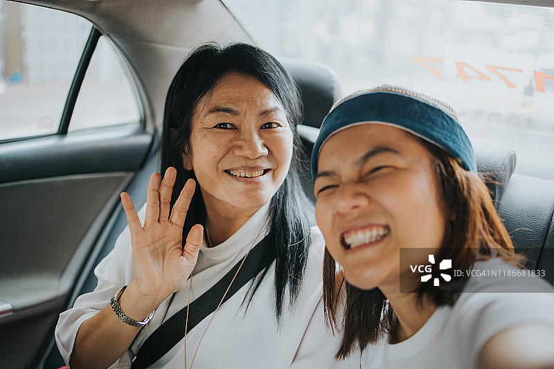 泰国一家人在车里自拍图片素材