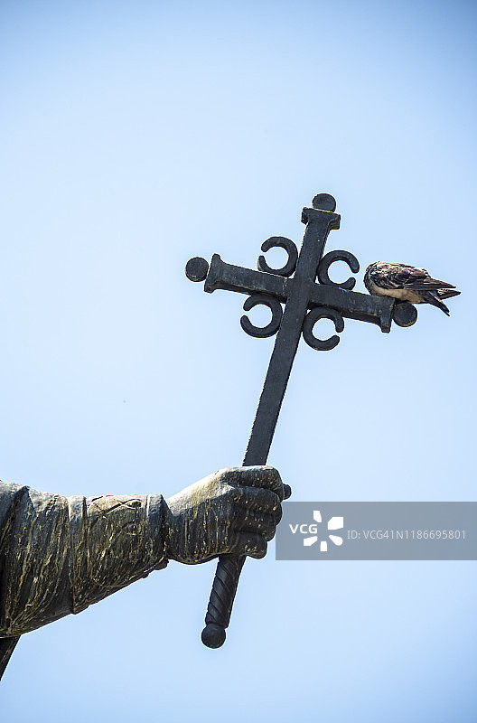 贝尔格莱德圣萨瓦教堂，鸟栖息在雕像旁图片素材