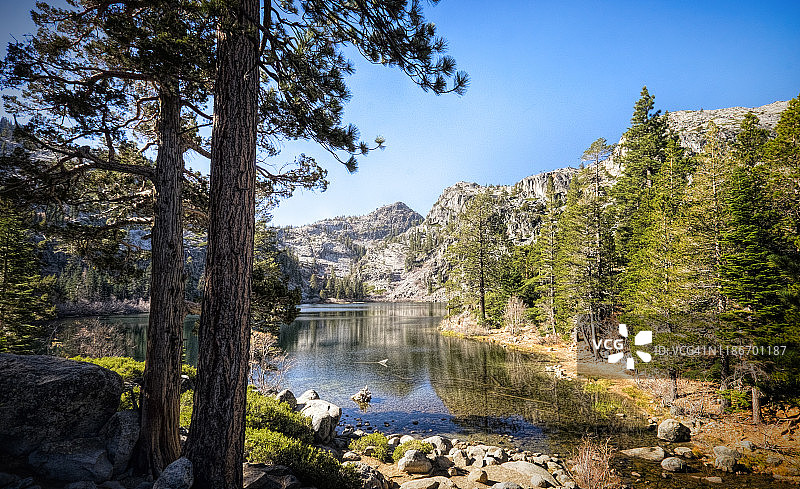太浩湖鹰湖与翡翠湾的壮丽全景图片素材