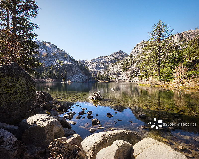 加利福尼亚州翠绿湾附近鹰湖的宁静美景图片素材