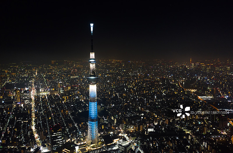 东京晴空塔夜景鸟瞰，背景为东京塔。日本旅游，亚洲旅行目的地或现代建筑概念图片素材