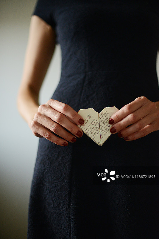 女人手捧纸质爱心图片素材