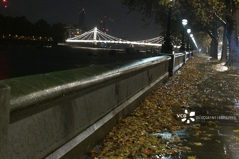 秋夜河畔雨景图片素材