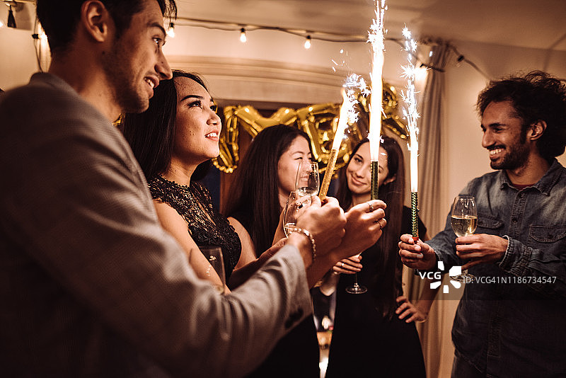 朋友们举杯庆祝新年图片素材