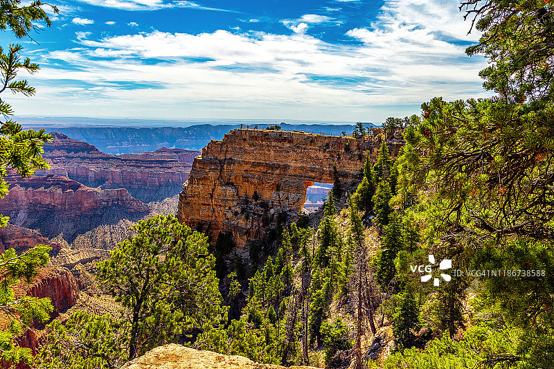 天使之窗的自然画框图片素材
