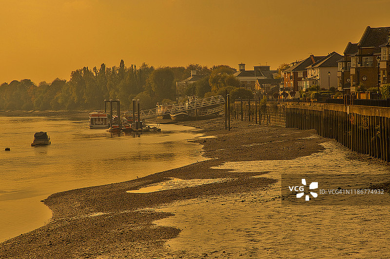 伦敦哈默史密斯河畔的秋天图片素材