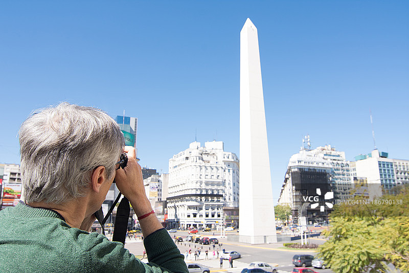 在布宜诺斯艾利斯方尖碑拍照的游客图片素材