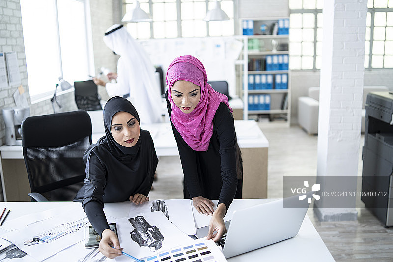 同事们在现代工作场所讨论色彩创意图片素材