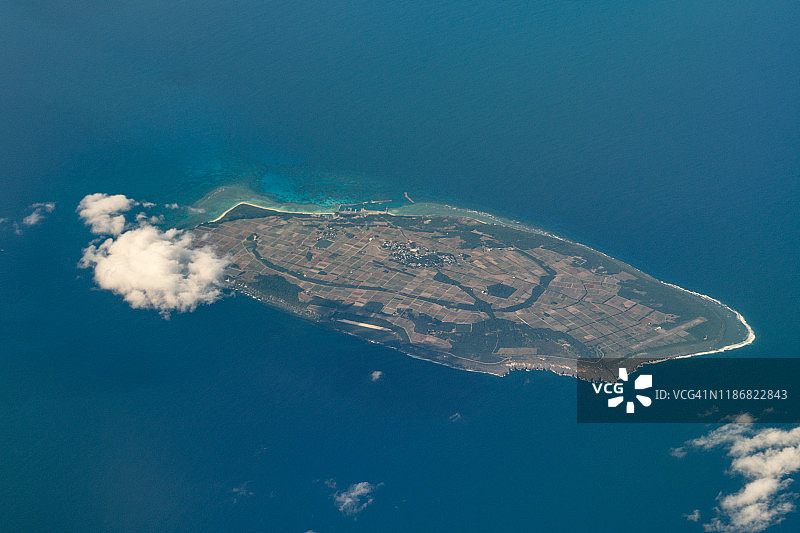 从飞机上俯瞰日本冲绳县的波照间岛图片素材