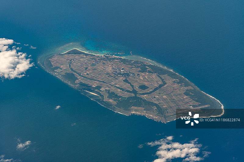 从飞机上俯瞰日本冲绳县的波照间岛图片素材