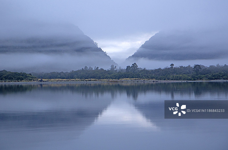 麦克罗湖的黎明图片素材