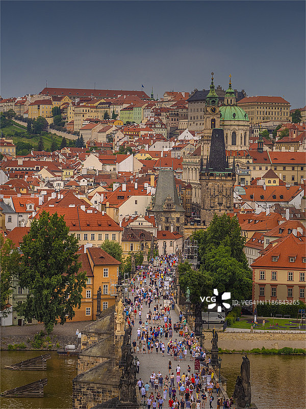 捷克布拉格查理大桥历史风貌图片素材