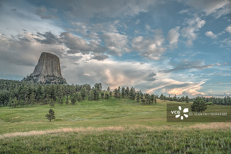 魔鬼塔上空的暴风雨图片素材