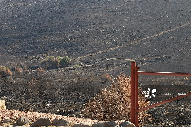 “易燃”火灾席卷了加利福尼亚州西米谷，里根图书馆周围，消防员和工作人员努力拯救图书馆、家园和企业图片素材