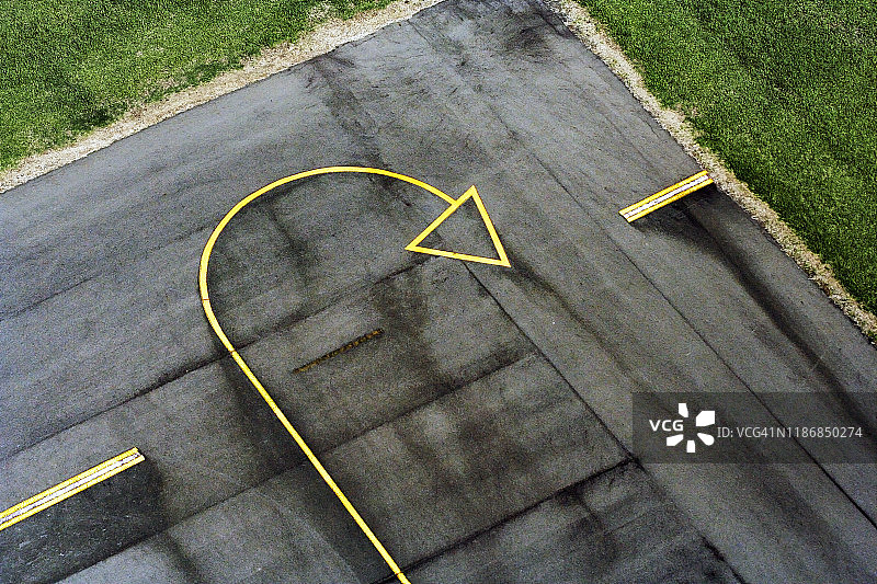 机场跑道上的黄色箭头标志（航拍视角）图片素材