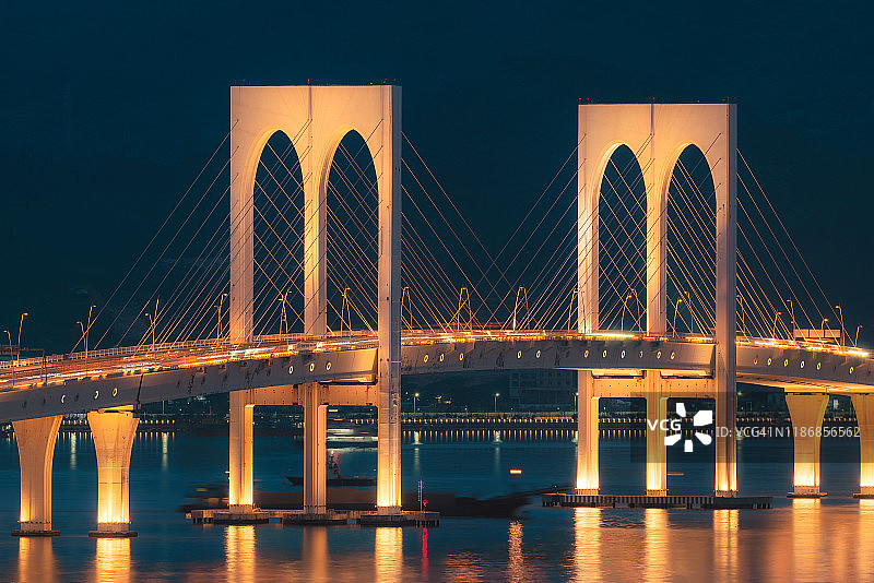 澳门西湾大桥夜景。图片素材