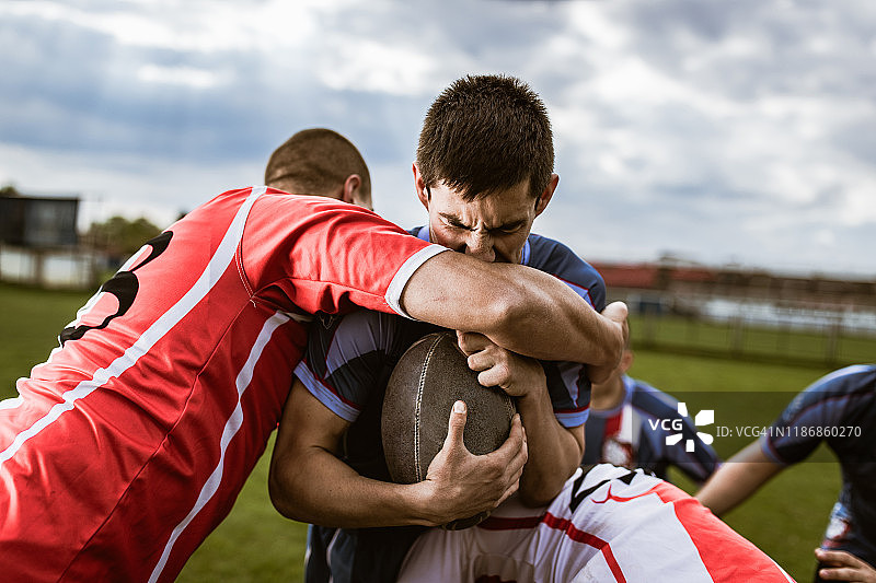 努力在比赛中超越对手的橄榄球运动员图片素材